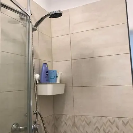 Near To Park,newly Decorated Fully Equipped Walking Distance To The Puskas Arena ,city Park Where Will Find The World Famous Szechenyi Thermal Bath Spa, Museums ,and The Capital Circus ,ac, Smart Tv, High Speed Internet