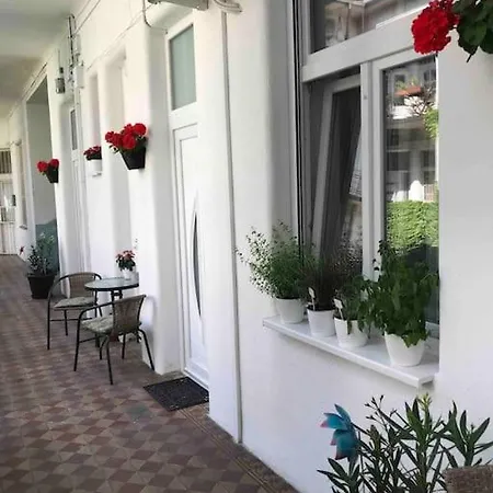 Near To Park,a Newly Decorated Fully Equipped Walking Distance To The Puskas Arena ,city Park Where Will Find The World Famous Szechenyi Thermal Bath Spa, Museums ,and The Capital Circus ,ac, Smart Tv, High Speed Internet Apartmán
