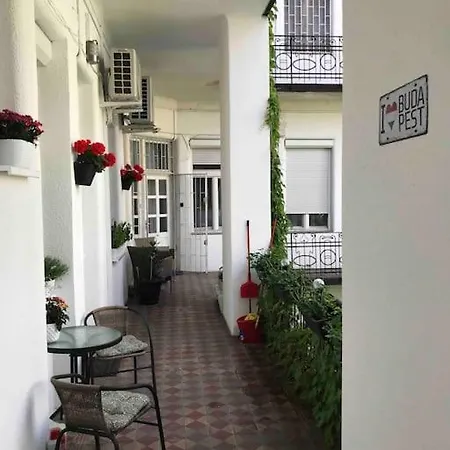 Near To Park,a Newly Decorated Fully Equipped Walking Distance To The Puskas Arena ,city Park Where Will Find The World Famous Szechenyi Thermal Bath Spa, Museums ,and The Capital Circus ,ac, Smart Tv, High Speed Internet Apartmán *