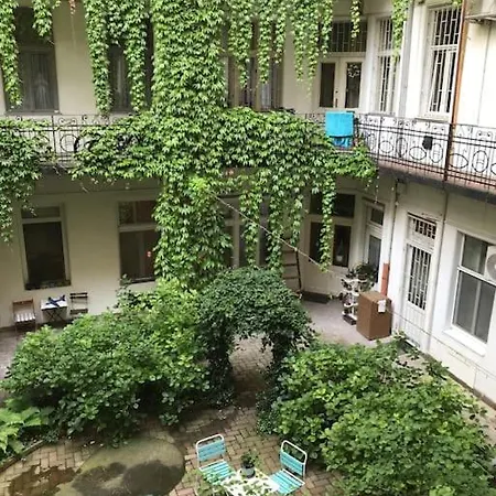 Near To Park,newly Decorated Fully Equipped Walking Distance To The Puskas Arena ,city Park Where Will Find The World Famous Szechenyi Thermal Bath Spa, Museums ,and The Capital Circus ,ac, Smart Tv, High Speed Internet