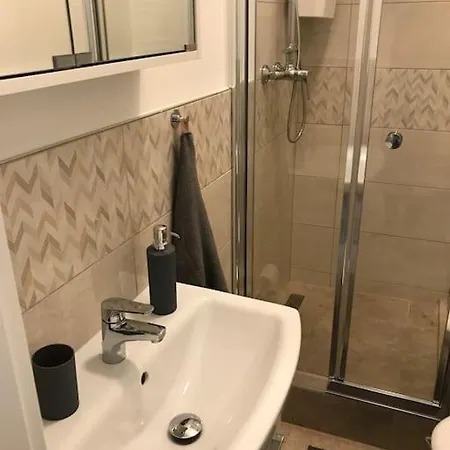Near To Park,a Newly Decorated Fully Equipped Walking Distance To The Puskas Arena ,city Park Where Will Find The World Famous Szechenyi Thermal Bath Spa, Museums ,and The Capital Circus ,ac, Smart Tv, High Speed Internet *