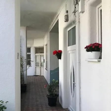 Near To Park,newly Decorated Fully Equipped Walking Distance To The Puskas Arena ,city Park Where Will Find The World Famous Szechenyi Thermal Bath Spa, Museums ,and The Capital Circus ,ac, Smart Tv, High Speed Internet