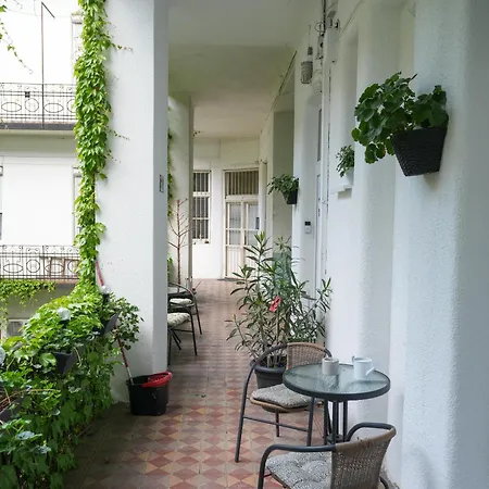 Apartment Park Oasis: Modern Near Szechenyi Bath