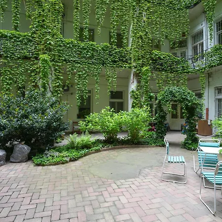 Near To Park,newly Decorated Fully Equipped Walking Distance To The Puskas Arena ,city Park Where Will Find The World Famous Szechenyi Thermal Bath Spa, Museums ,and The Capital Circus ,ac, Smart Tv, High Speed Internet Apartmán