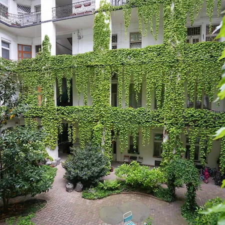 Near To Park,newly Decorated Fully Equipped Walking Distance To The Puskas Arena ,city Park Where Will Find The World Famous Szechenyi Thermal Bath Spa, Museums ,and The Capital Circus ,ac, Smart Tv, High Speed Internet Apartmán Budapešť