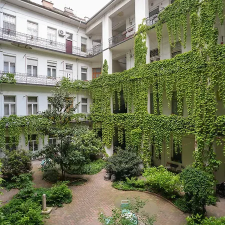 Apartmán Near To Park,a Newly Decorated Fully Equipped Walking Distance To The Puskas Arena ,city Park Where Will Find The World Famous Szechenyi Thermal Bath Spa, Museums ,and The Capital Circus ,ac, Smart Tv, High Speed Internet Budapešť