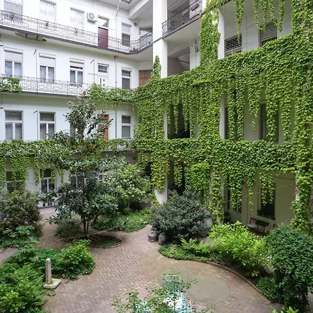 Near To Park,a Newly Decorated Fully Equipped Walking Distance To The Puskas Arena ,city Park Where Will Find The World Famous Szechenyi Thermal Bath Spa, Museums ,and The Capital Circus ,ac, Smart Tv, High Speed Internet * Budapešť
