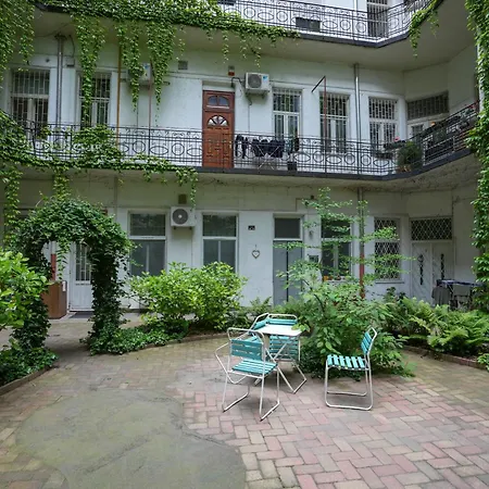 Near To Park,a Newly Decorated Fully Equipped Walking Distance To The Puskas Arena ,city Park Where Will Find The World Famous Szechenyi Thermal Bath Spa, Museums ,and The Capital Circus ,ac, Smart Tv, High Speed Internet