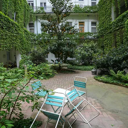 Near To Park,newly Decorated Fully Equipped Walking Distance To The Puskas Arena ,city Park Where Will Find The World Famous Szechenyi Thermal Bath Spa, Museums ,and The Capital Circus ,ac, Smart Tv, High Speed Internet Apartmán