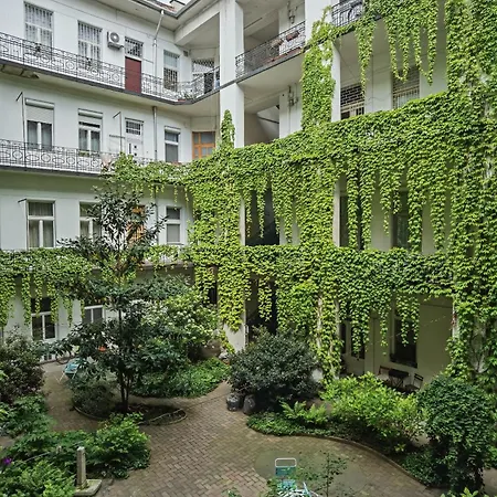 Near To Park,a Newly Decorated Fully Equipped Walking Distance To The Puskas Arena ,city Park Where Will Find The World Famous Szechenyi Thermal Bath Spa, Museums ,and The Capital Circus ,ac, Smart Tv, High Speed Internet Apartmán Budapešť