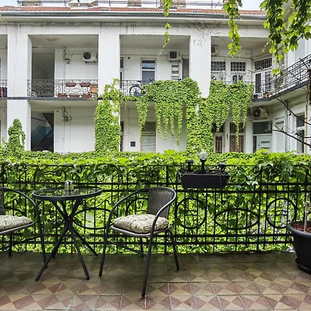 Near To Park,newly Decorated Fully Equipped Walking Distance To The Puskas Arena ,city Park Where Will Find The World Famous Szechenyi Thermal Bath Spa, Museums ,and The Capital Circus ,ac, Smart Tv, High Speed Internet *