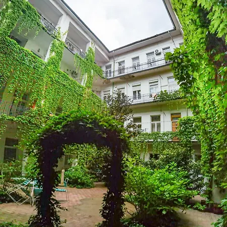 Park Oasis: Modern Near Szechenyi Bath Apartment
