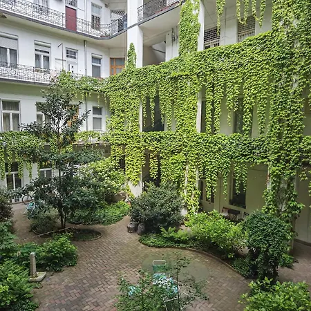 Park Oasis: Modern Near Szechenyi Bath Apartment *