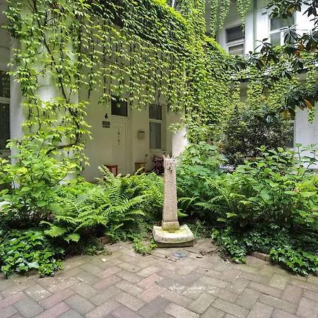 Near To Park,a Newly Decorated Fully Equipped Walking Distance To The Puskas Arena ,city Park Where Will Find The World Famous Szechenyi Thermal Bath Spa, Museums ,and The Capital Circus ,ac, Smart Tv, High Speed Internet Apartmán Budapešť